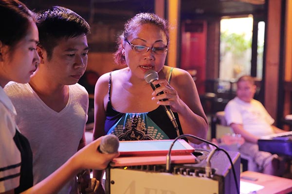 Qua tìm hiểu, 2 ca sĩ thân thiết, qúy mến Siu Black là Thảo Trang, Quang Hà đều không thể tham gia biểu diễn do vướng lịch làm việc riêng.
