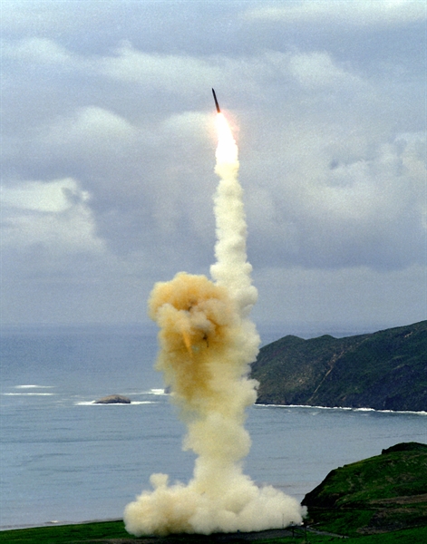 Tuy nhiên thông tin Trung tá Tytonia Moore đưa ra về tên lửa Minuteman III trái ngược với tuyên bố của Nga về hệ thống phòng không S-400 của nước này. Theo đó, hồi tháng 9/2014, RIA dẫn lời Tham mưu trưởng Không quân Nga Vadim Volkovitsky cho rằng, sức mạnh của Minuteman-III chưa đủ để khiến Nga sợ bởi chỉ với hệ thống phòng không S-400 đã có thể bắn hạ bất kỳ mục tiêu nào trên không. Trong ảnh: Tên lửa Minuteman-III.