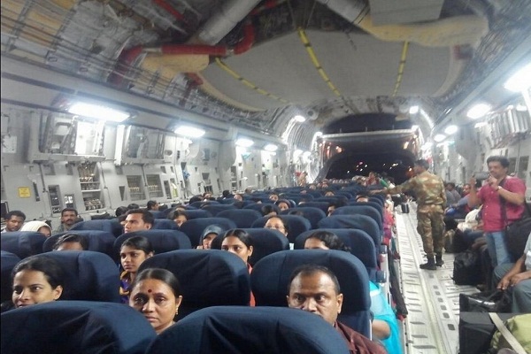 Với tải trọng hàng hóa lên tới hơn 74 tấn, tầm bay rất xa (hơn 4400km khi đầy tải và hơn 10.000km khi chở người), C-17 xứng đáng là một ngựa thồ siêu hạng. Trong chuyến sơ tán công dân Ấn Độ ở Yemen, một chiếc C-17 lắp đặt các dàn ghế ngồi để chở người có thể sơ tán một lần 158 người.