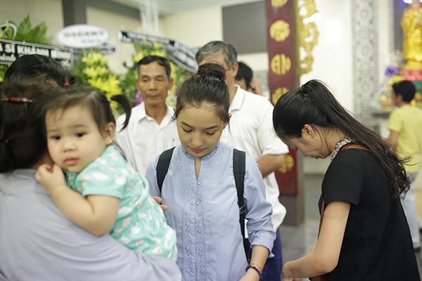 Nén nỗi đau ở ngày cuối bên chồng, vợ Duy Nhân cũng tất bật cả ngày để lo liệu tang lễ cho Duy Nhân được trọn vẹn.