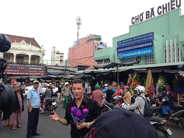 Sau hoạt động này, Mr Đàm cùng ca sĩ Lệ Quyên và một số đồng nghiệp sẽ tổ chức đêm nhạc từ thiện Tình nghệ sỹ 3 ở phòng trà Không Tên tối 12/05.