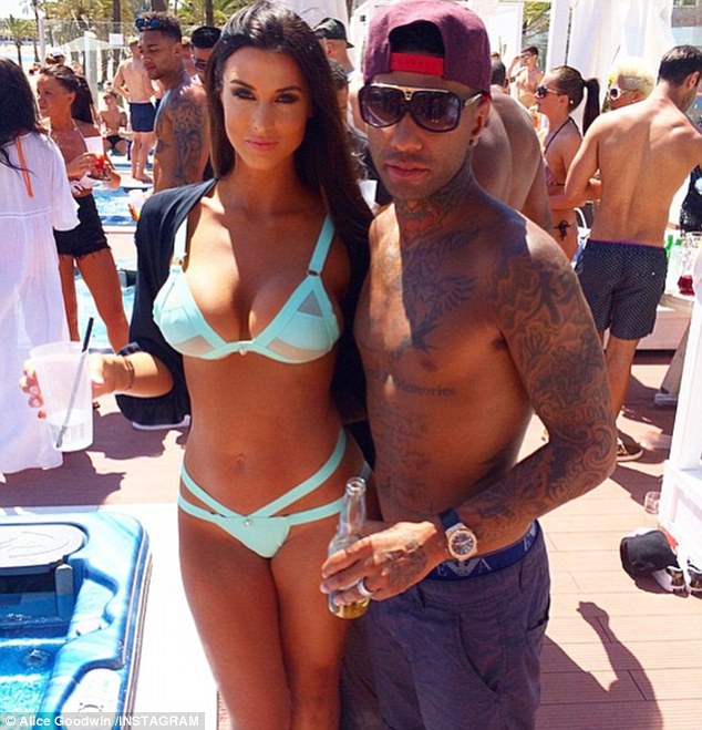 Còn anh chàng Jermaine Pennant dù tương lai bất ổn nhưng vẫn cùng cô vợ siêu nóng Alice Goodwin tới Tây Ban Nha nghỉ dưỡng