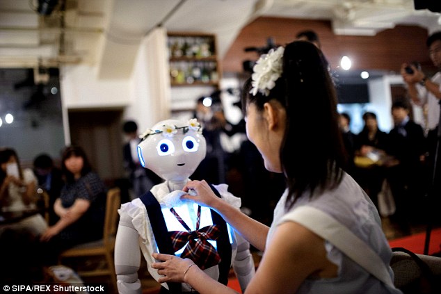 Một cô gái chỉnh trang phục cho một robot tham dự lễ cưới.