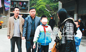 3 em nhỏ đang trả lời phóng viên của trang tin people.com.cn về việc giúp đỡ bà cụ bị ngã