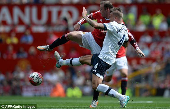 Rooney rất nỗ lực, thực tế anh cũng góp công khá lớn trong bàn thắng của Man United.
