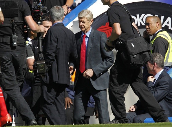 
Mourinho bắt tay Wenger trước derby thành London.
