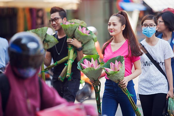 Bảo Anh và nhạc sĩ Hoàng Rapper không ngại xuống đường bán từng bó hoa sen giúp bé Thanh 11 tuổi.