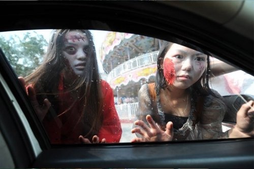 
Hóa trang thành những người Zombie dọa người đi đường.
