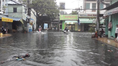 Cuối đường Mai Xuân Thưởng nước càng ngập sâu hơn.