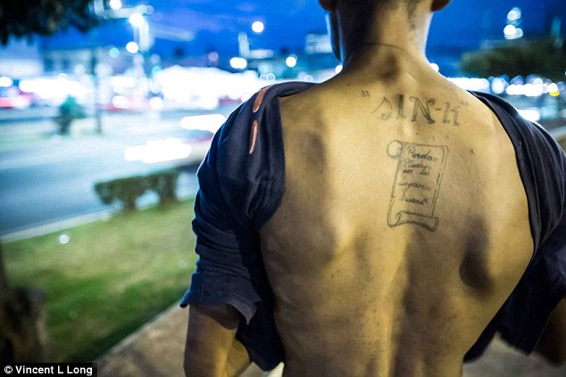 
Một tên xã hội đen nghiện ma túy tên là El Sin-K (ảnh) làm tiền những người vô gia cư trên đường phố Mexico City bằng cách thu tiền bảo kê.
