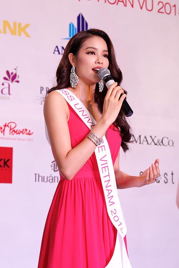 Nhận được sự quan tâm của gia đình, bạn bè và đơn vị quản lý, ở phần giao lưu Phạm Hương cho biết cô sẽ nỗ lực hết mình để đạt kết quả tốt nhất ở Miss Universe 2015.