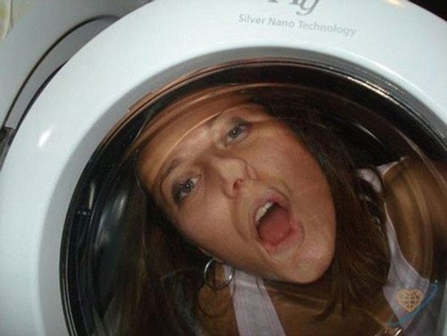 
Một bức hình giới thiệu khác khi cô gái đang chui ở trong máy giặt.
