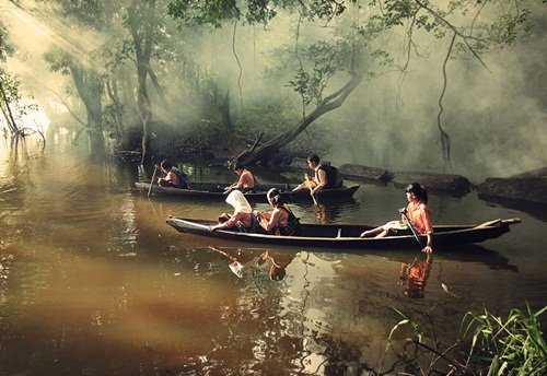 
Học sinh tự chèo xuồng đi học mà không có người lớn đi cùng ở Riau, Indonesia
