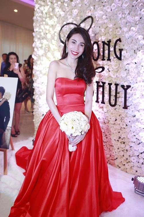
Chiếc váy cưới màu đỏ, có đuôi dài 3m và giá thì cả trăm triệu đồng.
