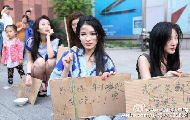 
Các chân dài thất nghiệp sau khi bị cấm biểu diễn ở Shanghai Auto Show đã hóa trang thành những người hành khất để biểu tình.
