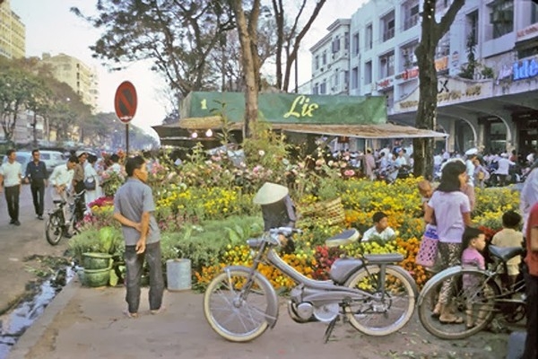Chợ hoa Nguyễn Huệ ở TP.HCM thời xưa.