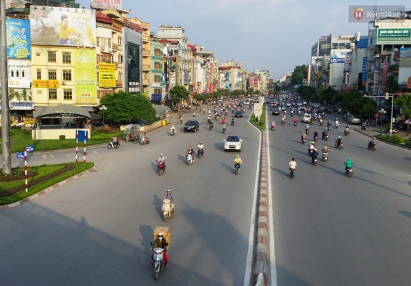 
Trục đường Trường Chinh, giao cắt với nó là phố Lê Trọng Tấn đều mang tên những danh nhân nổi tiếng trong lịch sử cách mạng.
