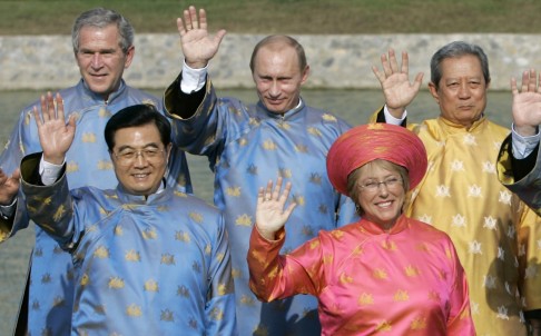 
Các lãnh đạo APEC mặc áo dài truyền thống của Việt Nam tại kỳ APEC năm 2006. (Ảnh: AP)
