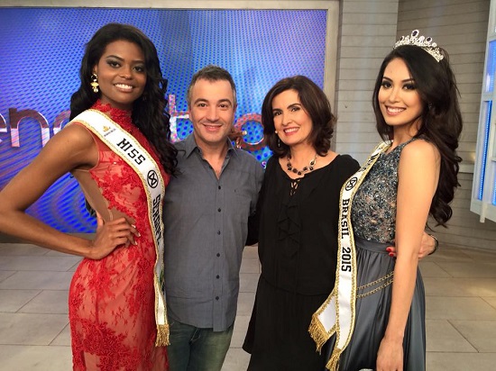 Ana Castro (ngoài cùng bên trái) đã trao lại vương miện Hoa hậu Thế giới Brazil cho Catharina Choi (ngoài cùng bên phải).