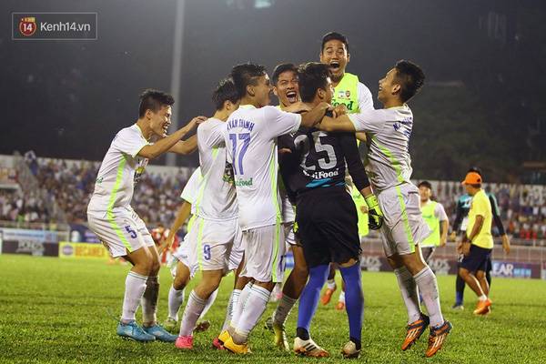 Các cầu thủ trẻ HAGL hạnh phúc sau khi chiến thắng ở loạt penalty cân não. Cả U21 HAGL và U21 Việt Nam đều thực hiện không thành công 2 quả phạt đền.