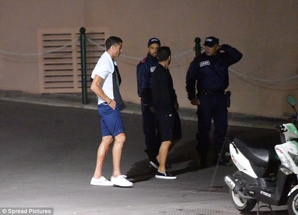 Kín đáo là thế, nhưng hành động của Ronaldo vẫn bị phát hiện bởi 2 cảnh sát địa phương. Cầu thủ của Real Madrid cảm thấy ngượng ngùng khi bị nhắc nhở.