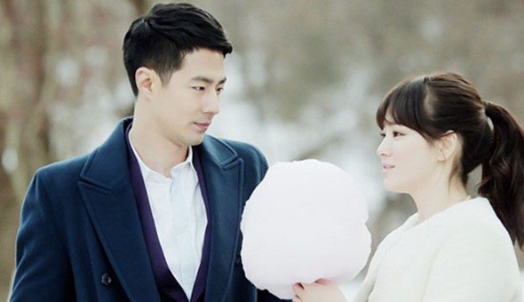 
4. Nụ hôn kẹo bông trong That Winter, The Wind Blows: Cặp đôi Oh Soo (Jo In Sung) và Oh Young (Song Hye Kyo) có nụ hôn kẹo bông vô cùng ngọt ngào trong bộ phim truyền hình That Winter, The Wind Blows.
