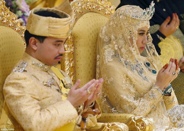Lễ cưới được diễn ra trong khoảng thời gian 11 ngày. Xuất hiện trong đám cưới, cô dâu chú rể hoàng gia Brunei đều mặc những bộ trang phục bằng vàng đính kim cương. Đặc biệt, cô dâu Raabiatul còn cầm theo 1 bó hoa làm bằng đá quý rực rỡ, trên đầu có đeo vương miện kim cương với 6 viên ngọc hình giọt nước. Ngoài ra, cô còn đeo chiếc vòng cổ, trâm, vòng tay và nhẫn kim cương ngọc bích.
