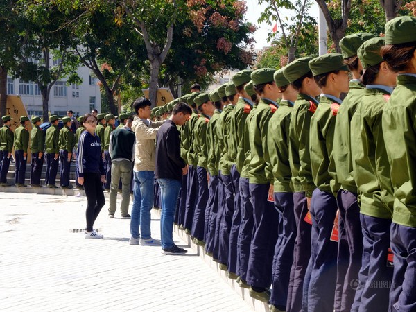 Thật không dễ dàng để có thể đứng nghiêm theo tư thế chuẩn mực của nhà binh.