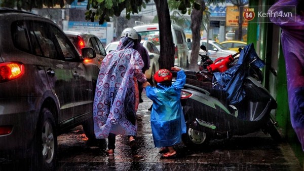 Cẩn thận kẻo ngã con nhé...