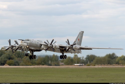 
Với tầm bay hơn 15.000 km, việc Tu-95MSM kết hợp với tên lửa hành trình tầm xa Kh-101 sẽ giúp không quân Nga có khả năng công kích xa gấp đôi những tên lửa đạn đạo liên lục địa khủng nhất.

Khả năng cơ động của Tu-95MSM cũng nhờ đó nâng cao hiệu quả tấn công và khiến kẻ địch không thể đánh chặn được.
