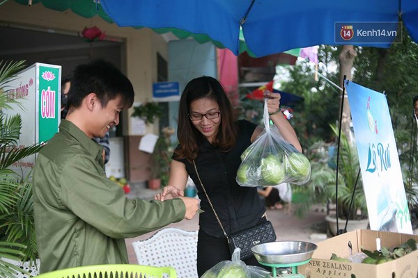 Nhìn vẻ mặt chất phác như nông dân của Lệ Rơi, nhiều người cảm thấy gần gũi, vui vẻ cười đùa với anh.