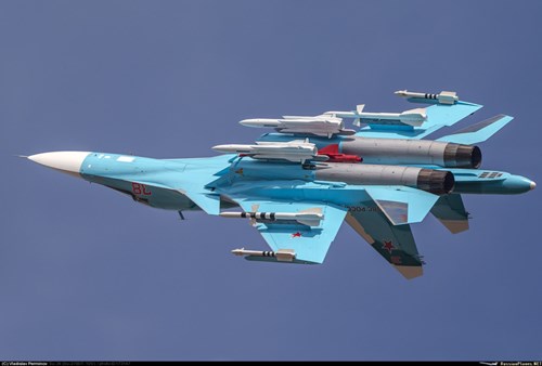 
Với khả năng mang vũ khí rất lớn, Su-34 được giới quân sự Nga đặt cho biệt danh là “xe tăng bay” bởi sức mạnh hỏa lực ghê gớm của chiến đấu cơ này.
