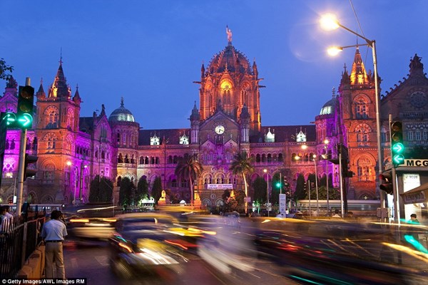 Nhà ga xe lửa Chhatrapati Shivaji Terminus nằm ở thành phố Mumbai, bang Maharashtra, miền Tây Ấn Độ được thắp sáng rực rỡ.