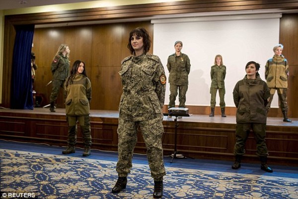 Các nữ binh đem quân phục lên sân khấu thời trang.