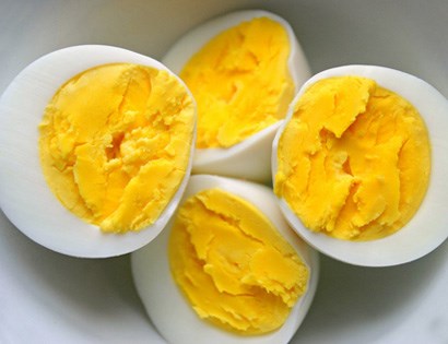 
Bởi trên bề mặt vỏ trứng có nhiều lỗ nhỏ li ti nên không khí và vi khuẩn có thể xâm nhập, thậm chí có thể nhiễm vi khuẩn salmonella trong lòng đỏ trứng.
