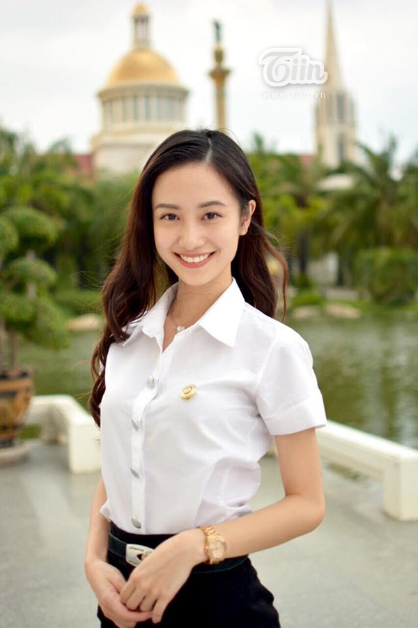 Cô bé trà sữa Việt nhí nhảnh trong đồng phục trường trên đất Thái