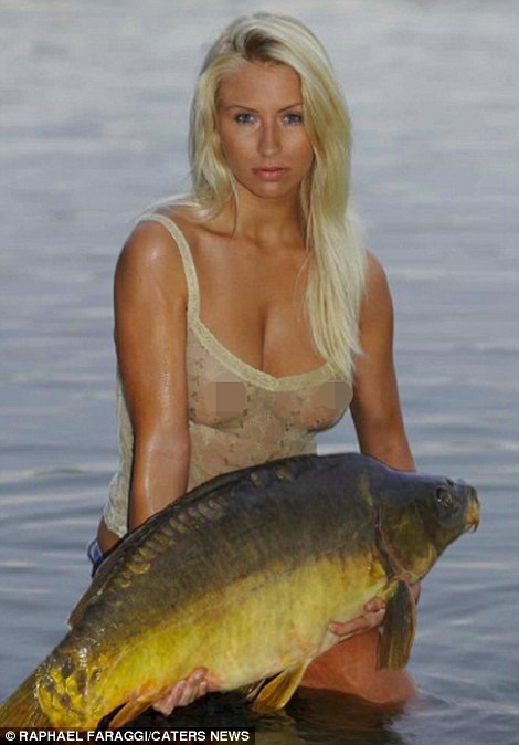 Tròn mắt ngắm dàn mỹ nữ khỏa thân chụp ảnh với… cá sống