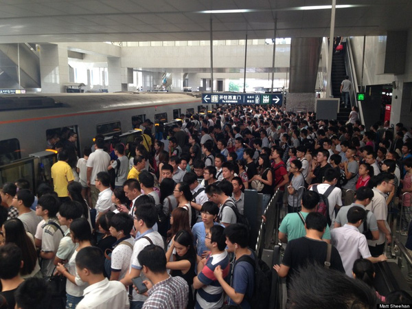 
Nhiều người sẵn sàng đứng chờ đợi và chen chúc với dòng người đông đúc vì tàu điện ngầm là phương tiện thuận lợi nhất đối với họ.
