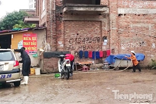 Một ngôi biệt thự tại khu vực Dịch Vọng ngay gần công viên Cầu Giấy (Hà Nội) được tận dụng để làm cửa hàng rửa xe.