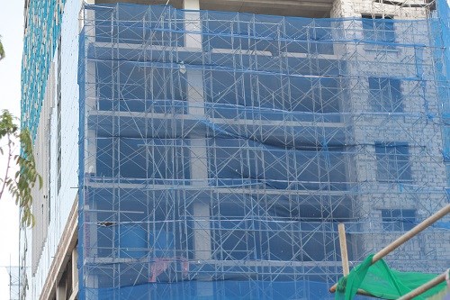 Dự án tiếp tục hoàn thiện phần xây dựng tường bao - ảnh Trí Lâm