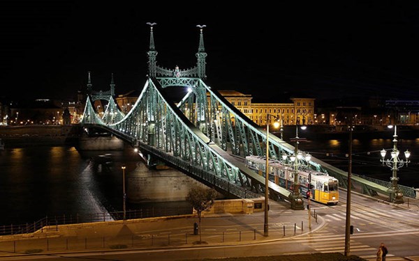 Cầu Tự do dài 333,6m bắc qua sông Danube ở Budapest, Hungary. (ảnh: Flickr).