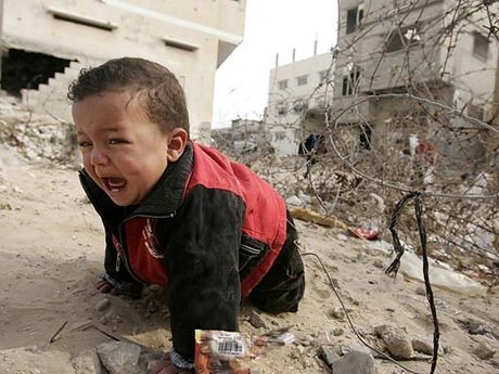 
Hình ảnh em bé ở dải Gaza bò lê trên mặt đất với khuôn mặt đầm đìa nước mắt đã trở thành nỗi ám ảnh của toàn nhân loại.
