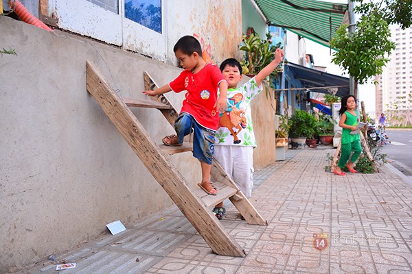 Chuyện lạ ở con đường mới mở tại Sài Gòn: Bắc thang để leo vào nhà 7