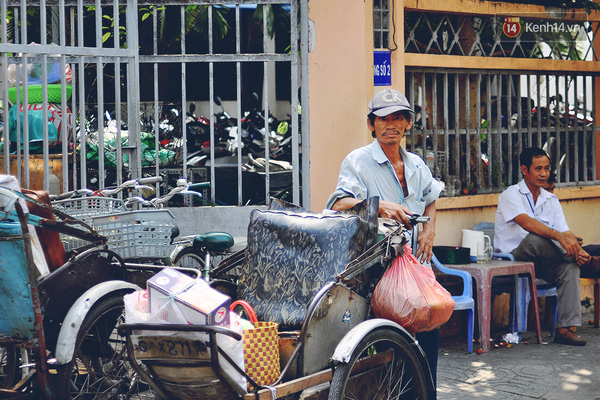 Ông Linh đang đợi khách bên vỉa hè cùng những người bạn trong nghề.