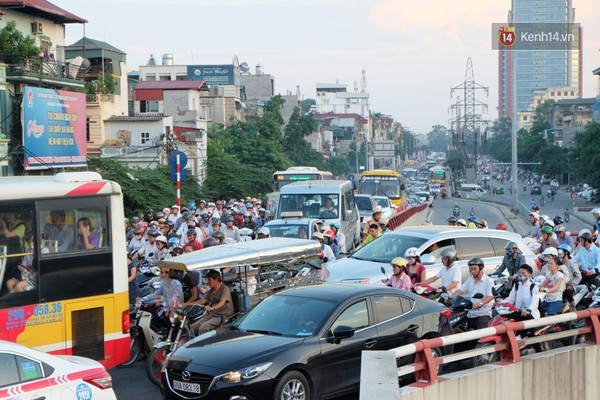 Vụ việc khiến đường dẫn lên cầu Chương Dương tê liệt.