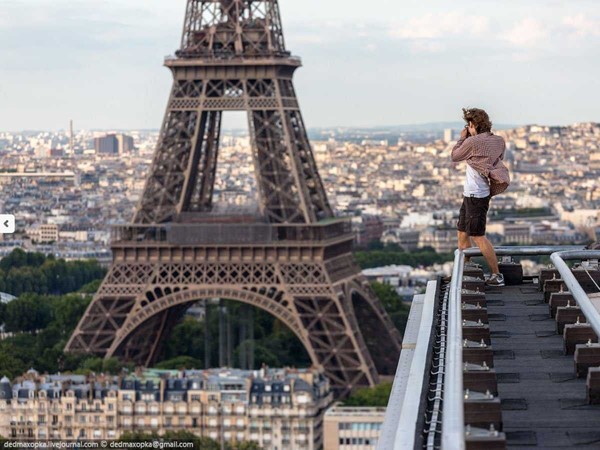 Liều lĩnh trèo lên nóc một tòa nhà kế bên, bộ đôi nhiếp ảnh gia đã chụp được những hình ảnh về tháp Eiffel mà rất ít du khách có thể được chứng kiến.