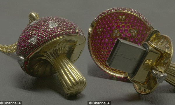 Chiếc USB hình cây nấm được bao bọc bởi rất nhiều kim cương có giá trị lên đến hơn 22.000 bảng Anh.