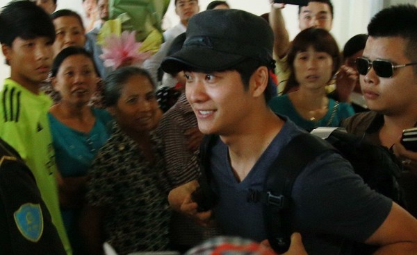 Anh chàng nở nụ cười thân thiện khi được fan Việt chào đón tại sân bay.