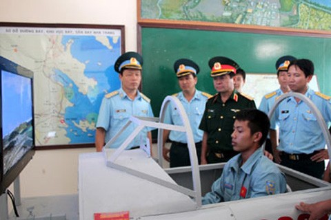 Trước khi lái chính, học viên tập lái tại mô hình cabin của máy bay Yak-52 tại trường Sĩ Quan không quân. 