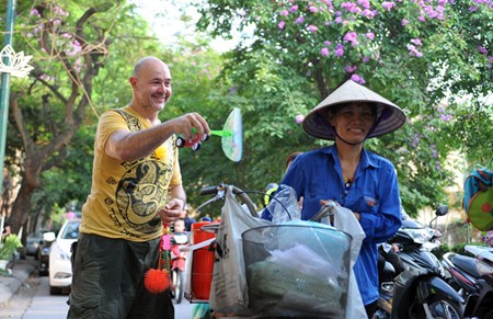 Trai Tay ban do choi tre em o via he Ha Noi